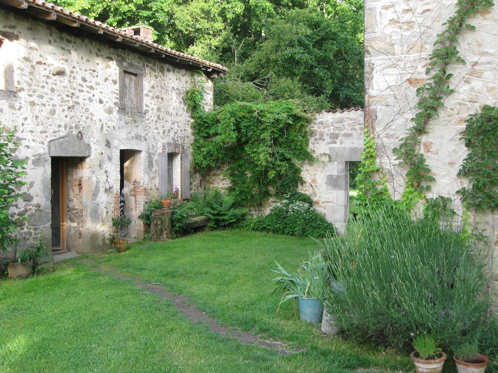 Le Domaine De Panissac Panzió Berneuil  Kültér fotó