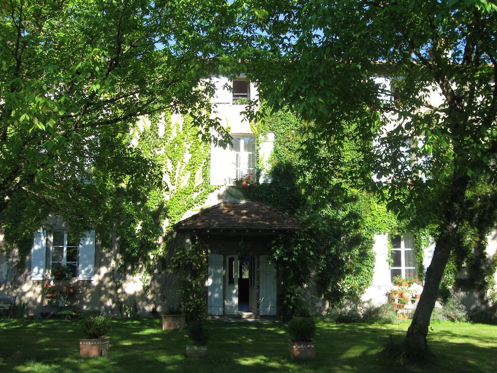 Le Domaine De Panissac Panzió Berneuil  Kültér fotó